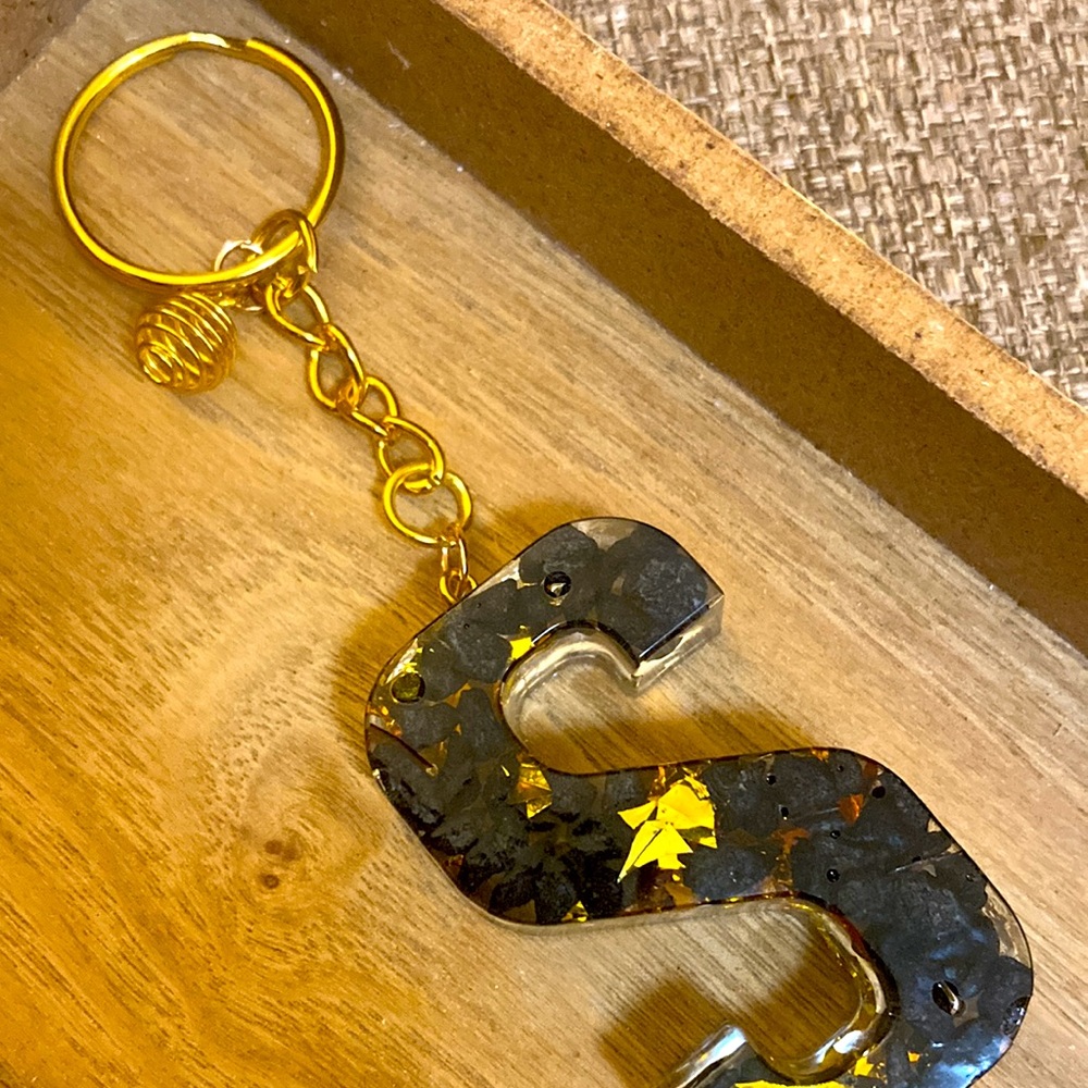 💛 🖤 Big letter S keychain 🖤💛
